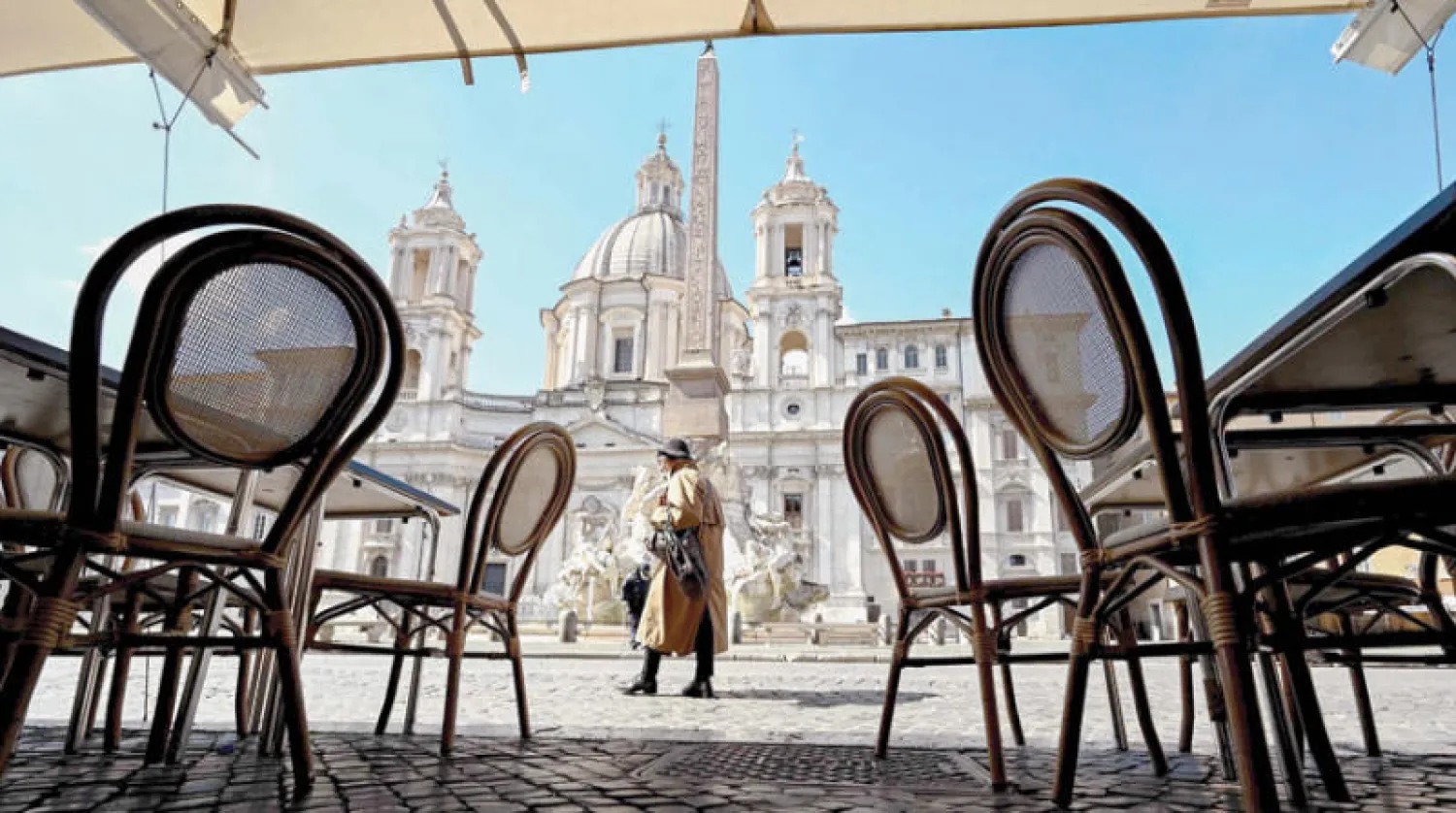 شارع وسط روما خالٍ في اليوم الثالث من «الإغلاق» (أ.ف.ب)