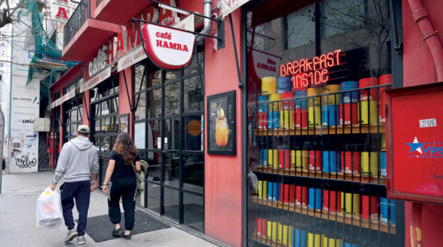 أحد المطاعم المقفلة في بيروت (إ.ب.أ)