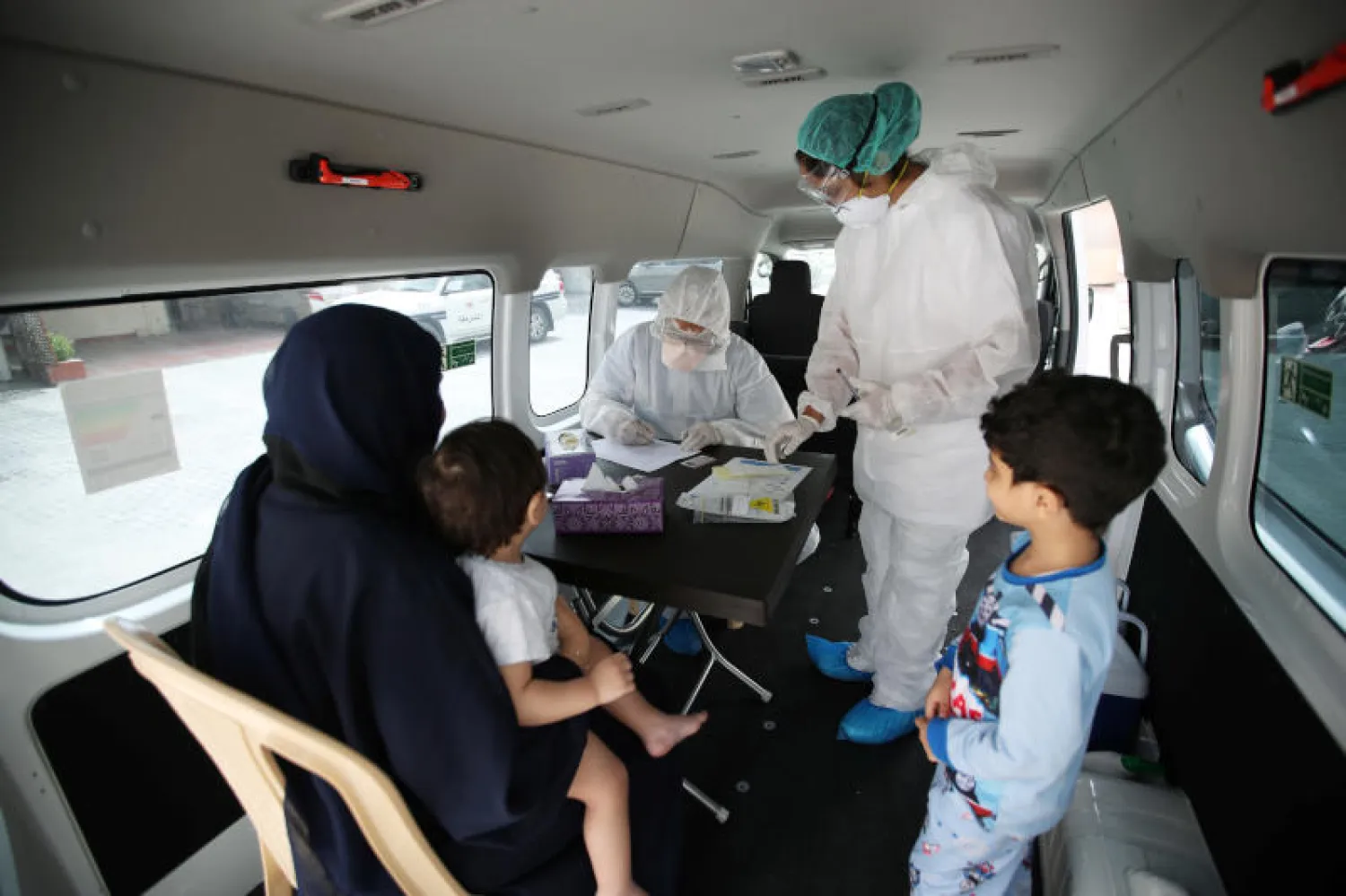 السلطات البحرينية تفحص عائلة قادمة من إيران (رويترز)