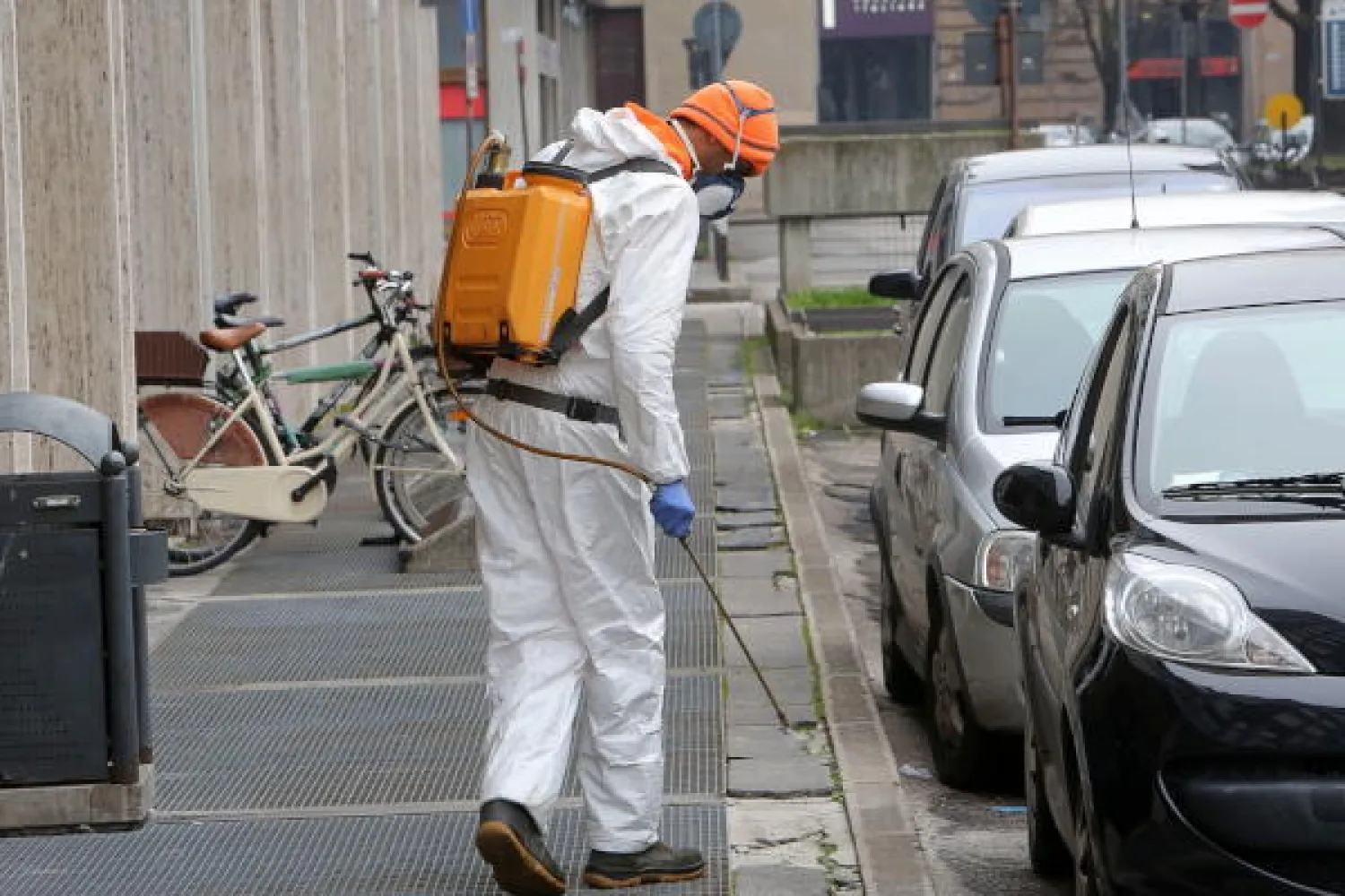 عامل يعقم الأرصفة في إيطاليا التي تعد بؤرة انتشار الفيروس  في أوروبا (إ.ب.أ)