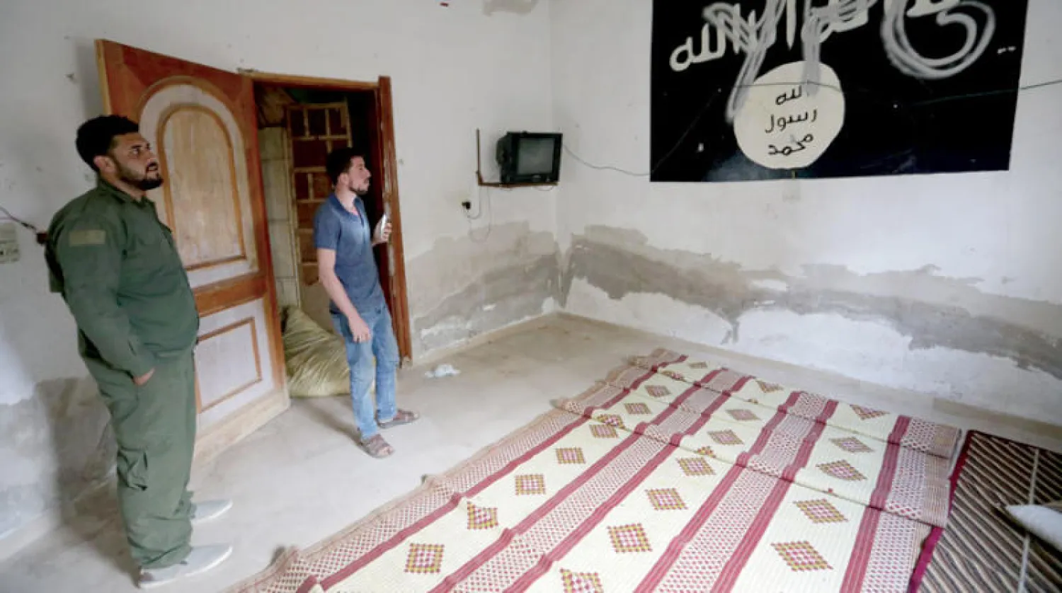 علم «داعش» داخل منزل في بلدة تل أبيض الحدودية (رويترز)