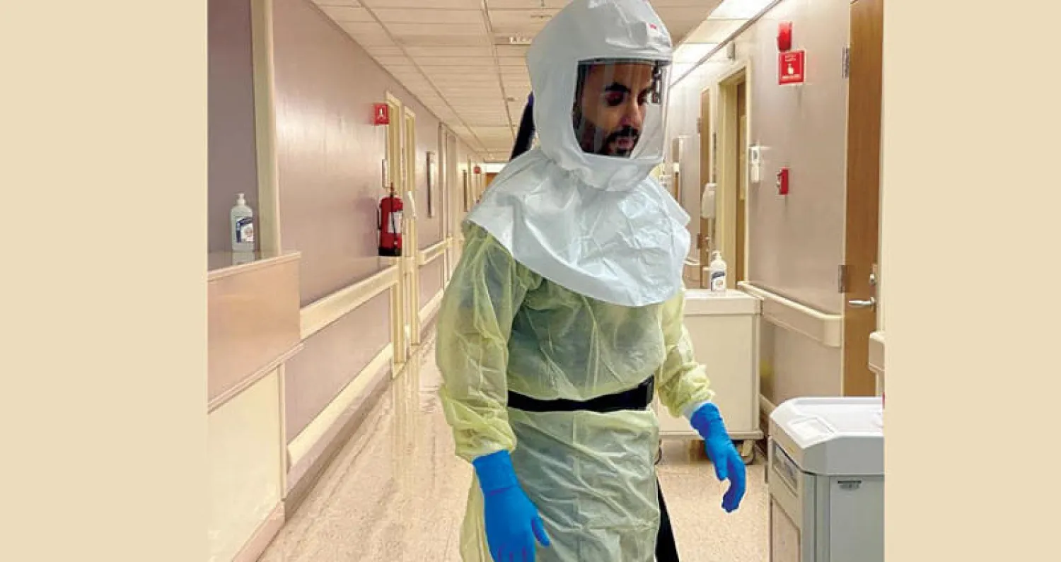 لا يدخل الطبيب أو الممرض إلى المصاب بكورونا في المستشفى بالرياض إلا بعد ارتداء الألبسة الطبية والوقائية