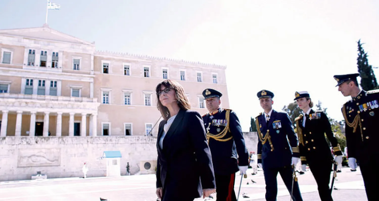 كاترينا ساكيلاروبولو تزور نصب الجندي المجهول في أثينا أمس (إ.ب.أ)