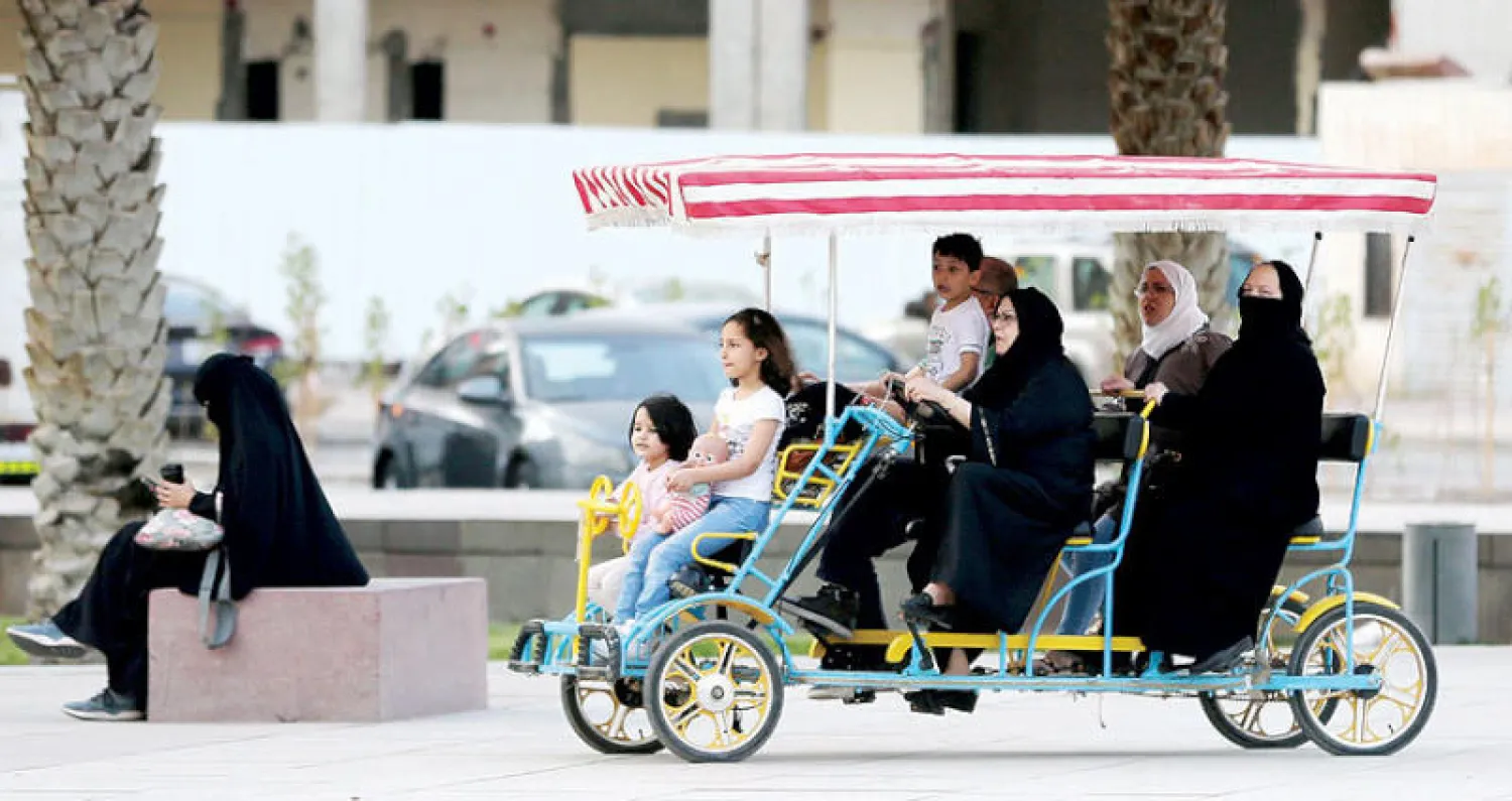 مواطنون في حديقة مكتبة الملك فهد بالرياض أول من أمس (رويترز)