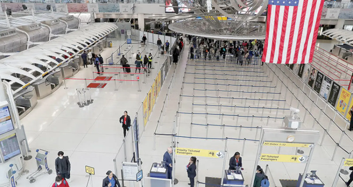 مطار كيندي الدولي في نيويورك بدا خالياً على غير العادة أمس (رويترز)