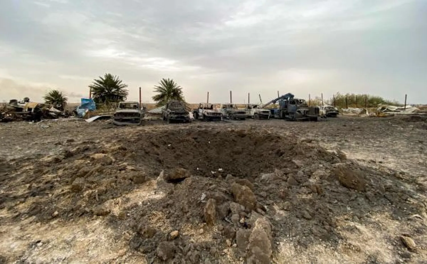 جانب من آثار الضربات الجوية الأميركية على موقع لجماعة «حزب الله» العراقي في محافظة بابل (أ.ف.ب)