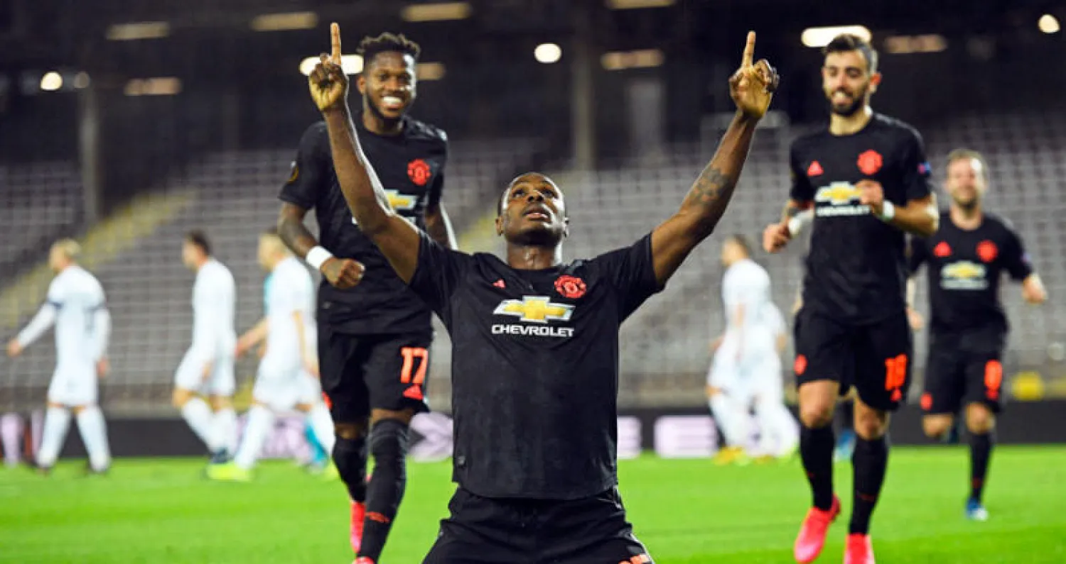 إيغالو يحتفل بين لاعبي يونايتد بافتتاح خماسية فريقه في مرمى لاسك النمساوي (إ.ب.أ)