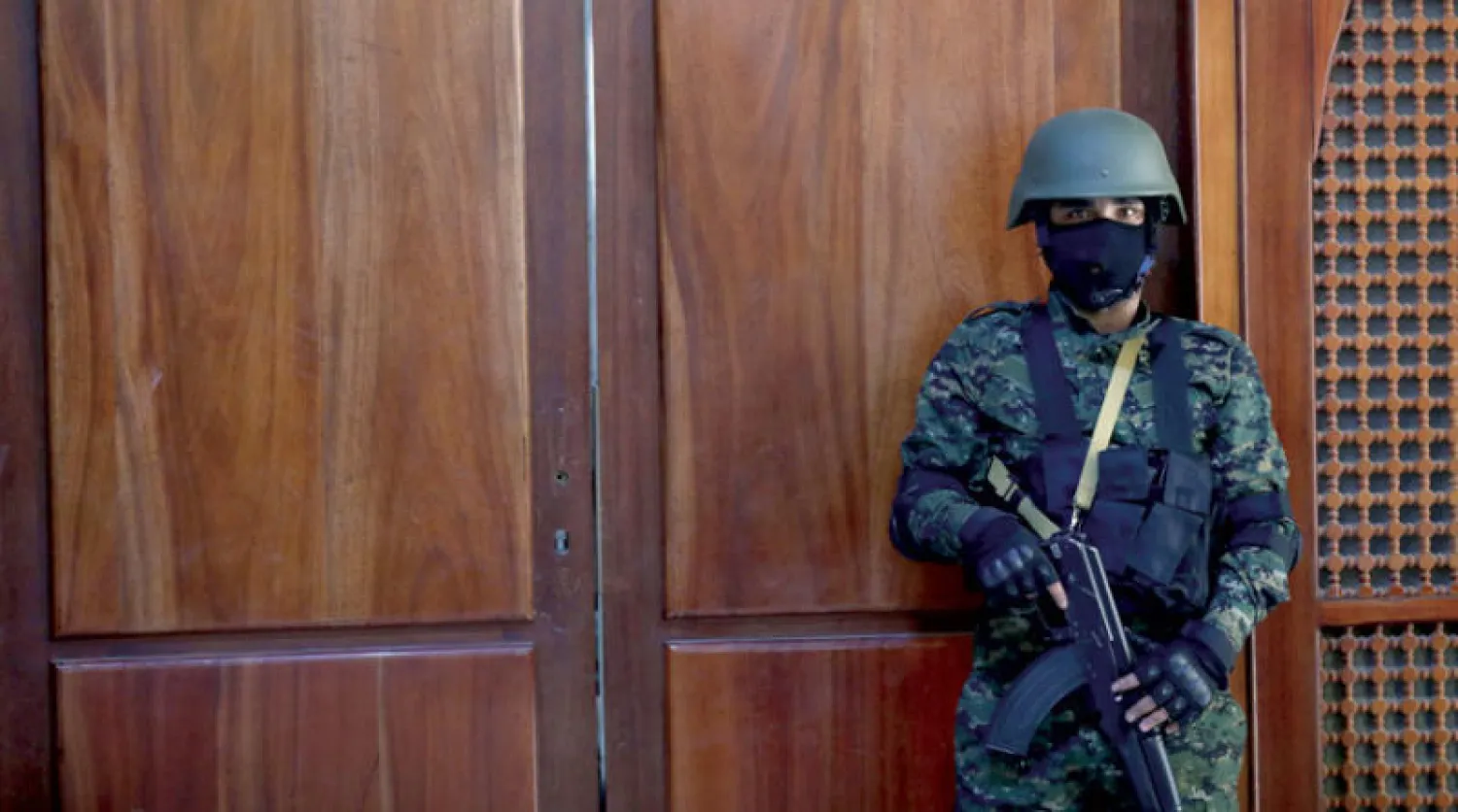 عنصر أمني في مقر رسمي للحكومة غير المعترف بها دولياً في صنعاء (رويترز)