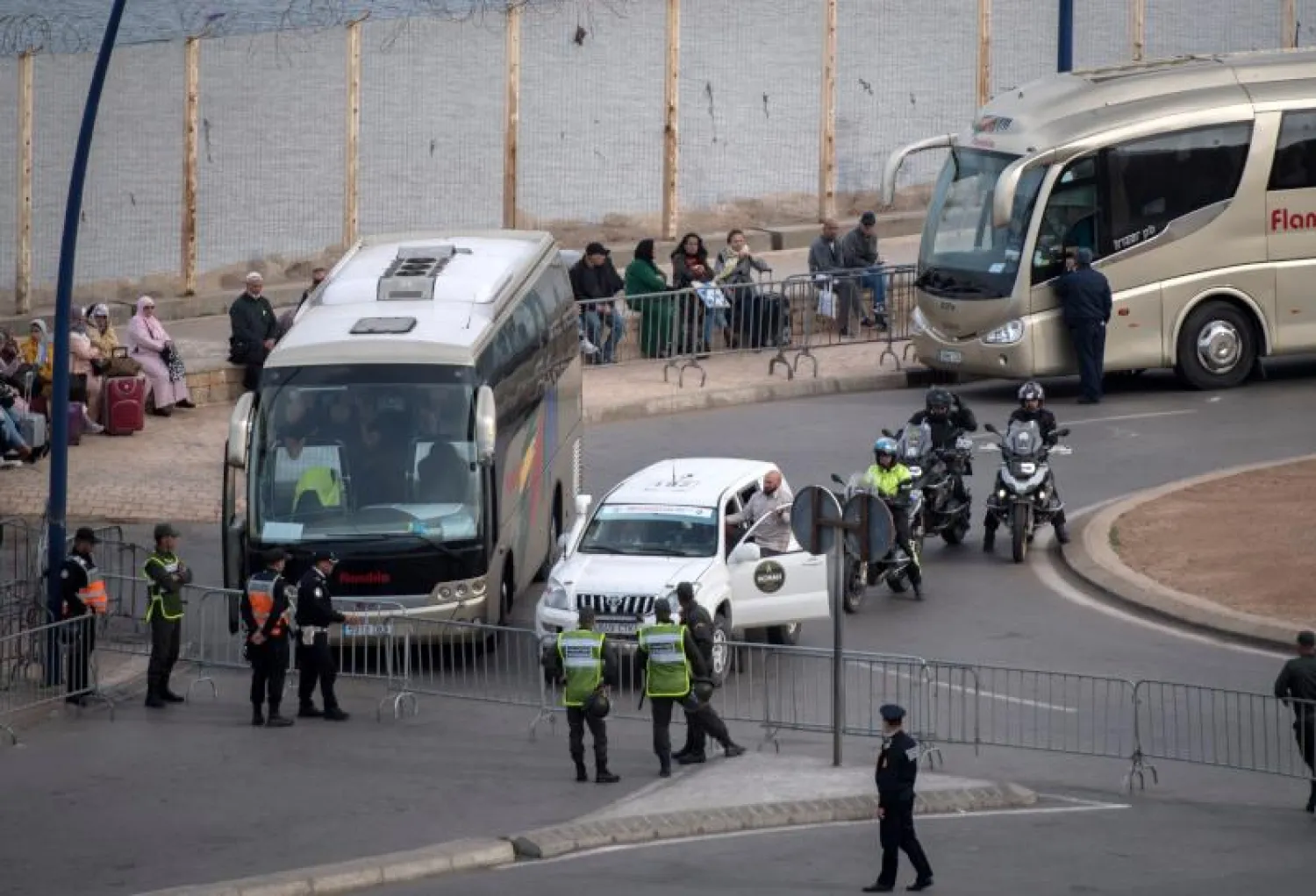 الشرطة المغربية ترفض دخول الركاب عند المعبر الحدودي بين مدينة الفنيدق المغربية وجيب سبتة الإسباني لمنع انتشار الفيروس (أ.ف.ب)