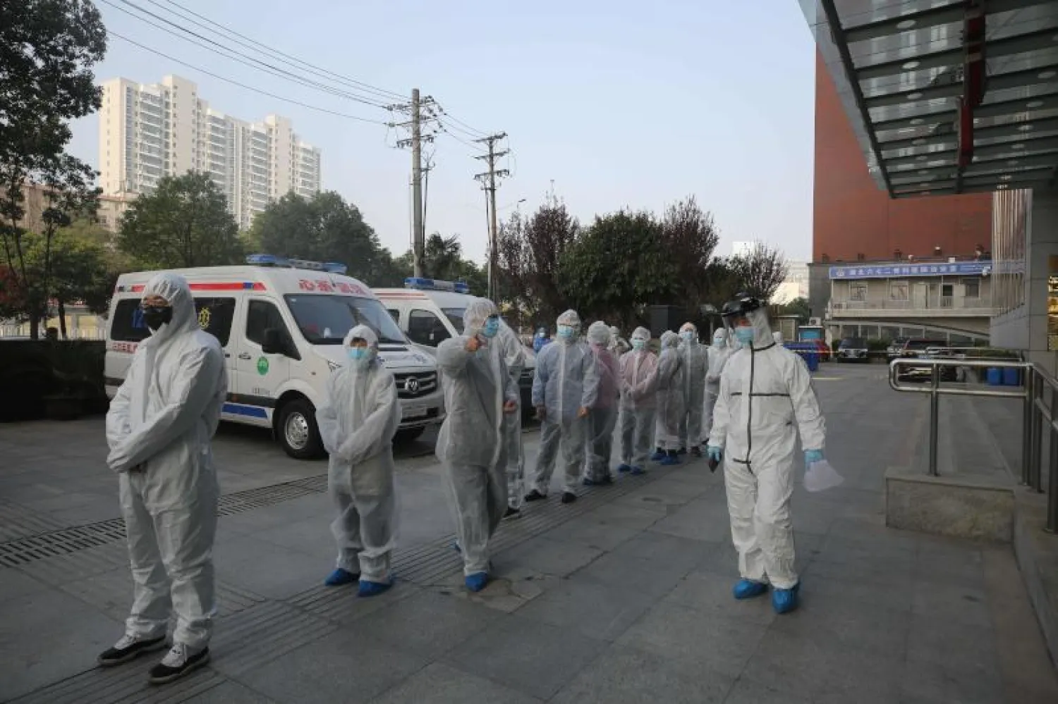 المرضى الذين تعافوا من فيروس كورونا ينتظرون إعادة إجراء الاختبار في مستشفى بووهان (أ.ف.ب)