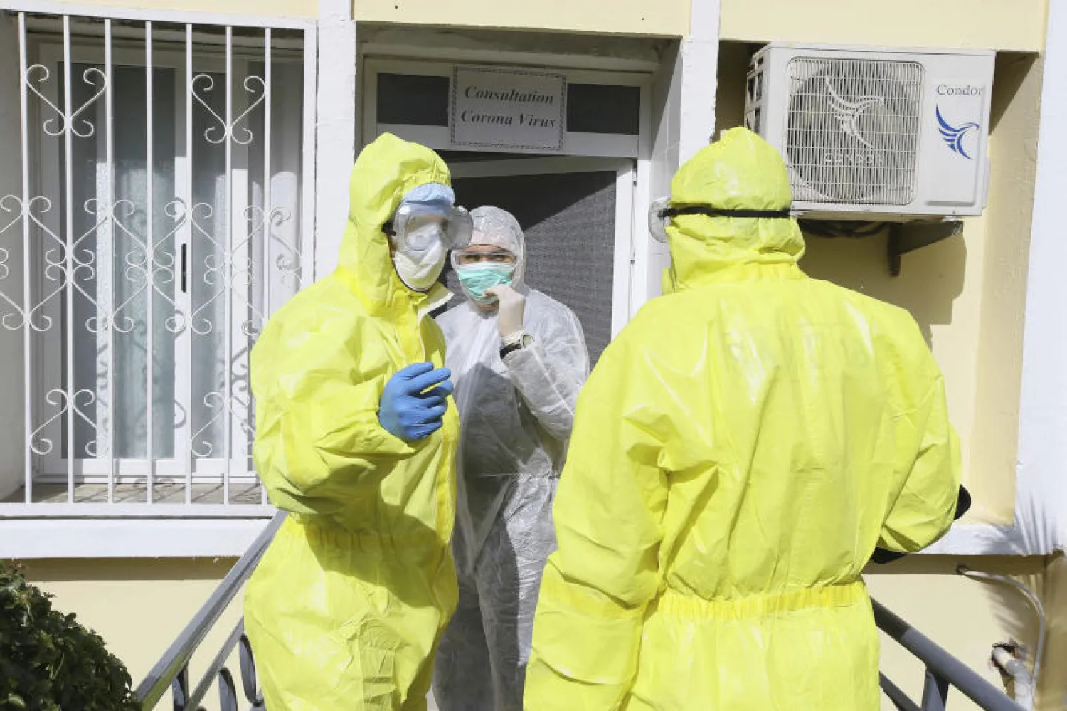 مسعفون يقفون خارج إحدى العيادات الطبية بالجزائر (أ.ب)