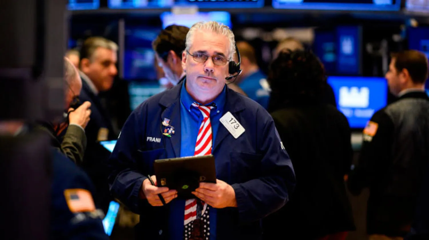 أوقد انهيار أسعار الأسهم شرارة تدافع على السيولة مما يضر بكثير من العملات (أ.ف.ب)