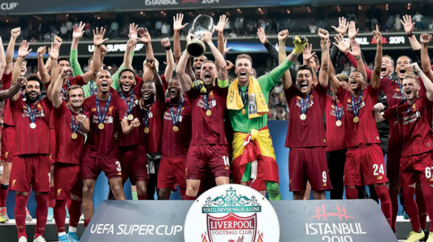 لاعبو ليفربول المتوجون بدوري الأبطال والسوبر الأوروبي متعطشون للقب الإنجليزي (أ.ف.ب)