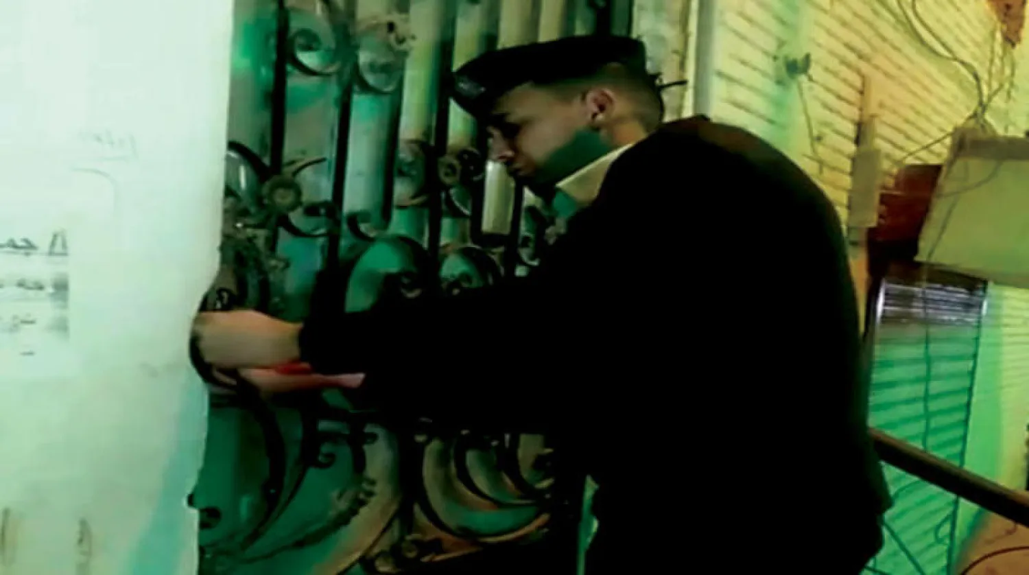 شرطي يغلق مركزا للدروس الخصوصية في إحدى المحافظات (وزارة الداخلية المصرية)