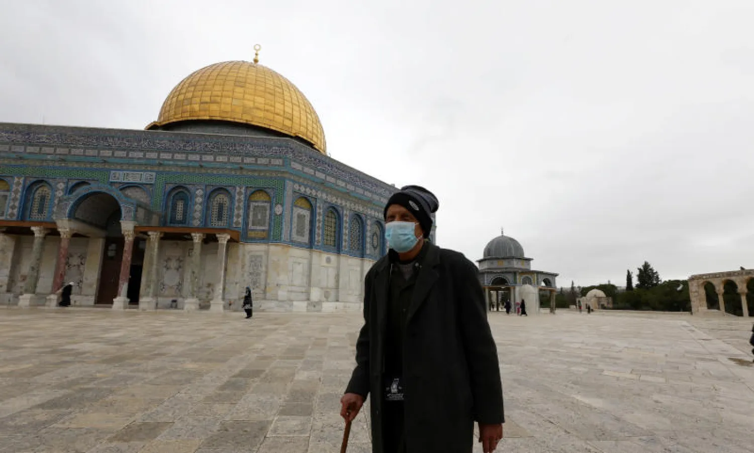 شخص يمشي أمام قبة الصخرة في المسجد الأقصى بالبلدة القديمة في القدس (رويترز)