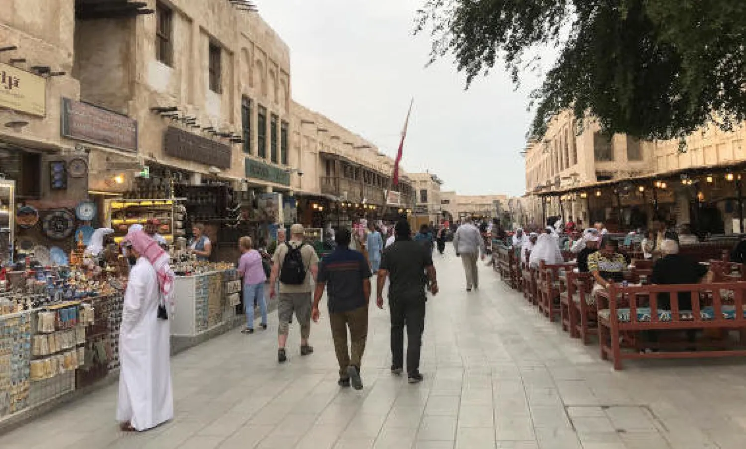 جانب من أحد الأسواق في الدوحة (رويترز)