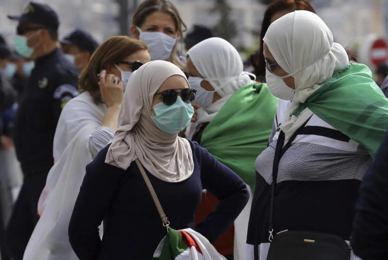 جزائريات يرتدين الأقنعة الواقية في مظاهرات الجمعة الماضي (إ.ب.أ)