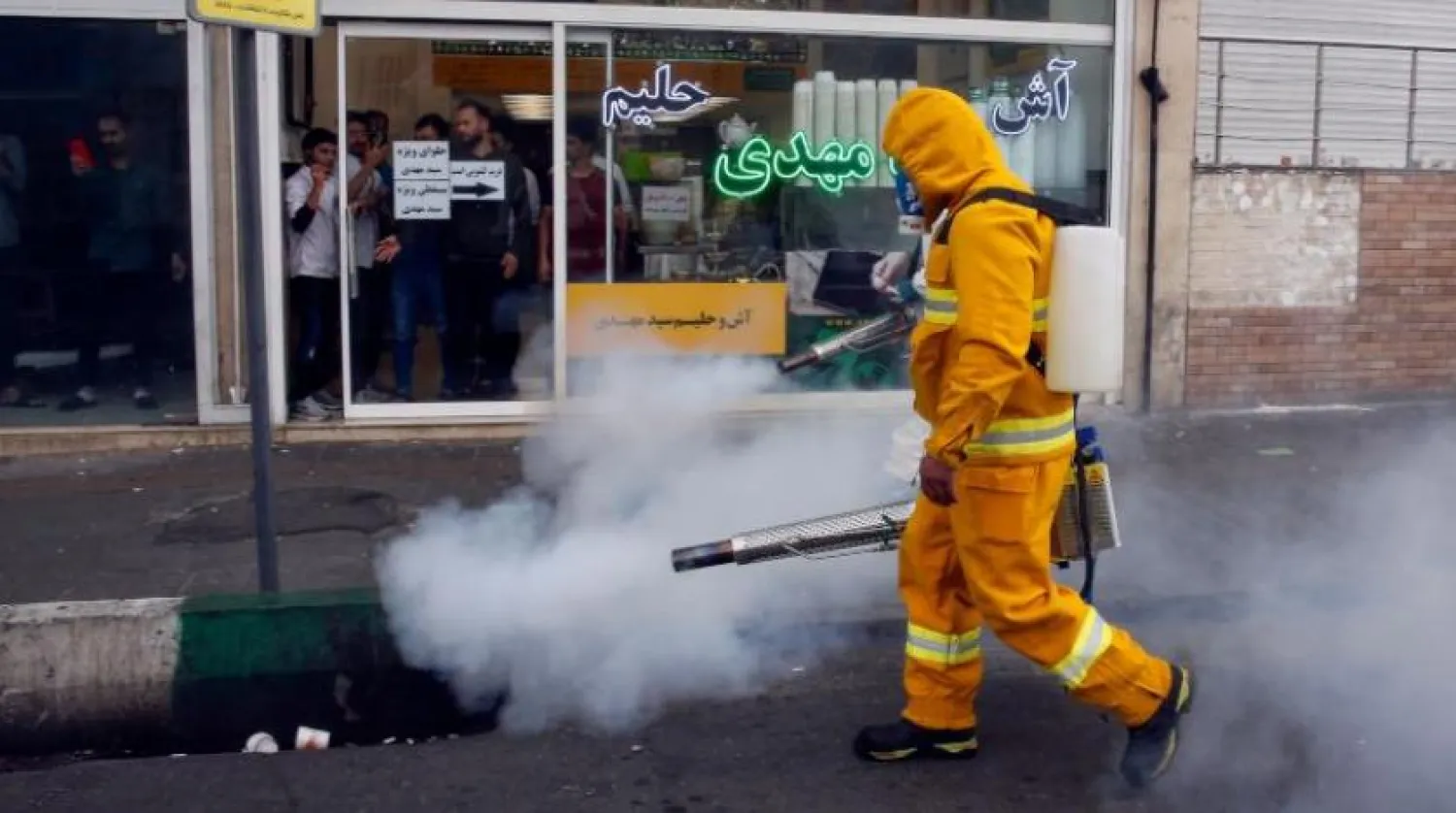 İran’ın başkenti Tahran’da sokaklar sterilize ediliyor (AFP)