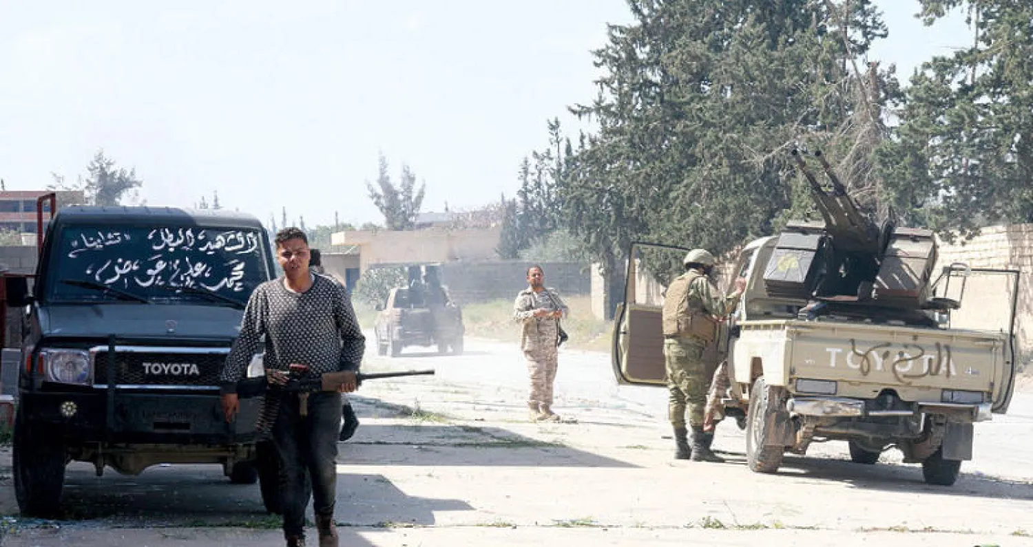 عناصر ميليشيا تابعة لحكومة السراج على أطراف طرابلس أمس (أ.ف.ب)