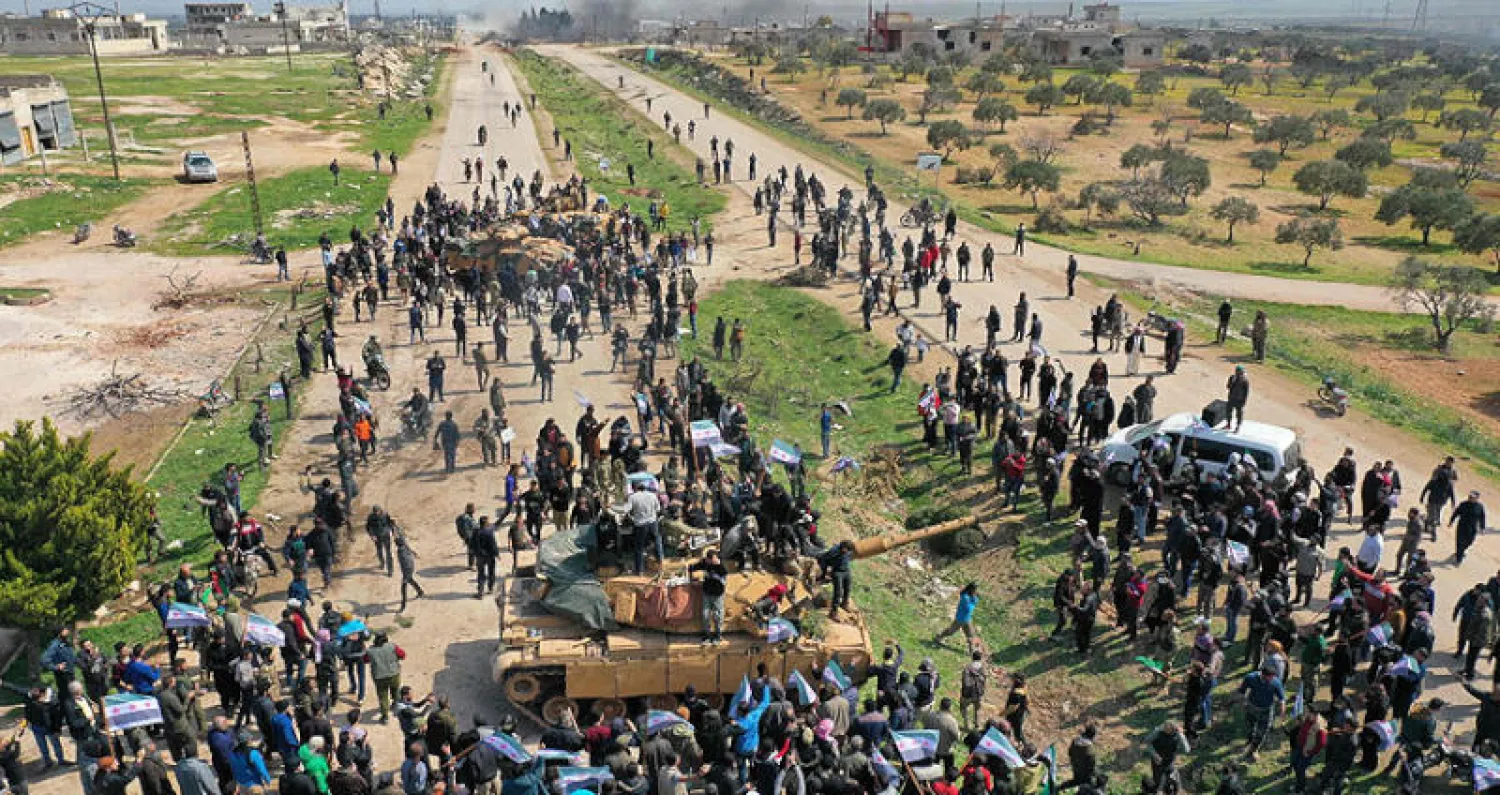 احتجاج شعبي على الدوريات التركية الروسية المشتركة في طريق إم4 الرابط بين حلب واللاذقية أمس (أ.ف.ب)