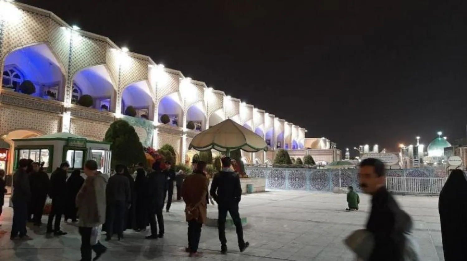 معترضان در مشهد و قم، درب بسته حرم‌ها را شکستند