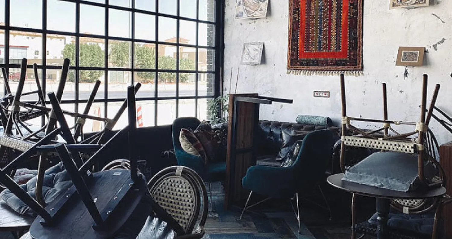 المطاعم والمقاهي السعودية تتضامن للتصدي للفيروس بـ «قلب الكراسي» (الشرق الأوسط)