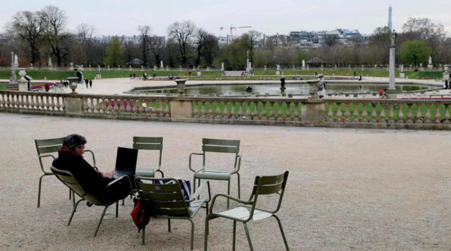 منطقة حدائق لوكسمبورغ بباريس فارغة من المرتادين أمس في ظل الإجراءات الوقائية من فيروس {كورونا} (ا.ف.ب)