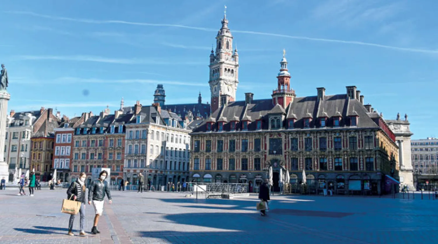 أعلن الرئيس الفرنسي أن بلاده في «حالة حرب» ضد «كورونا» في حين أكد وزير المالية دعماً حكومياً غير محدود للشركات قد يصل إلى «التأميم في حال الحاجة» (أ.ف.ب)