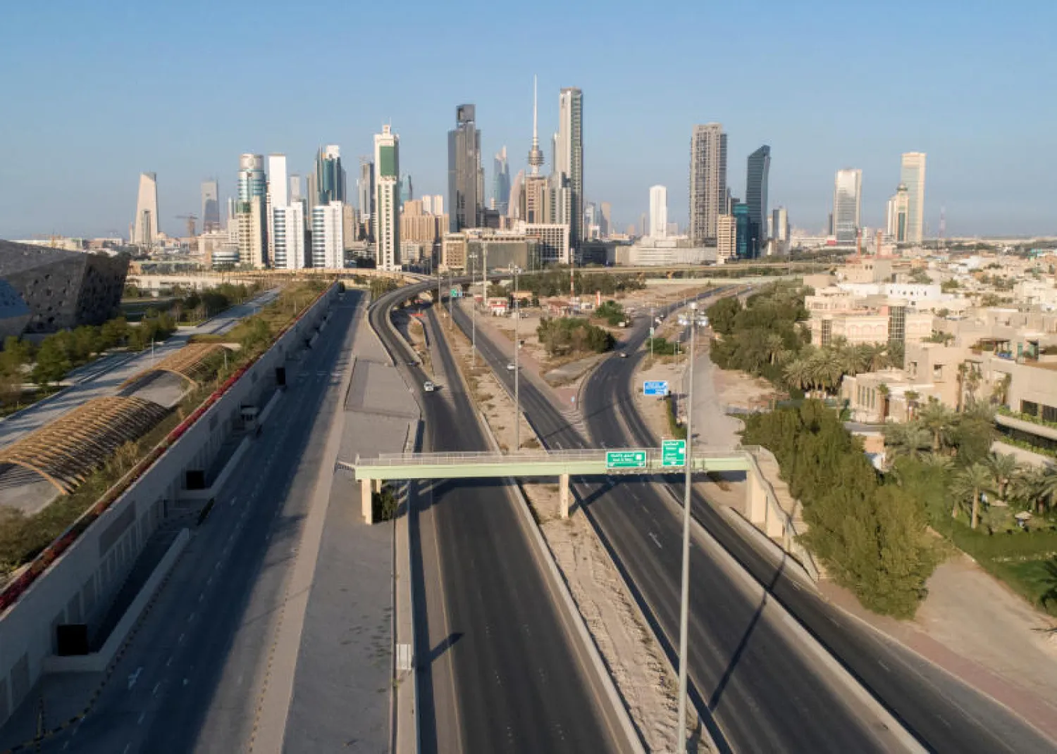صورة جوية تظهر حركة مرور قليلة جداً على طرق مدينة الكويت بعد قرار الحد من التجمعات في البلاد (رويترز)