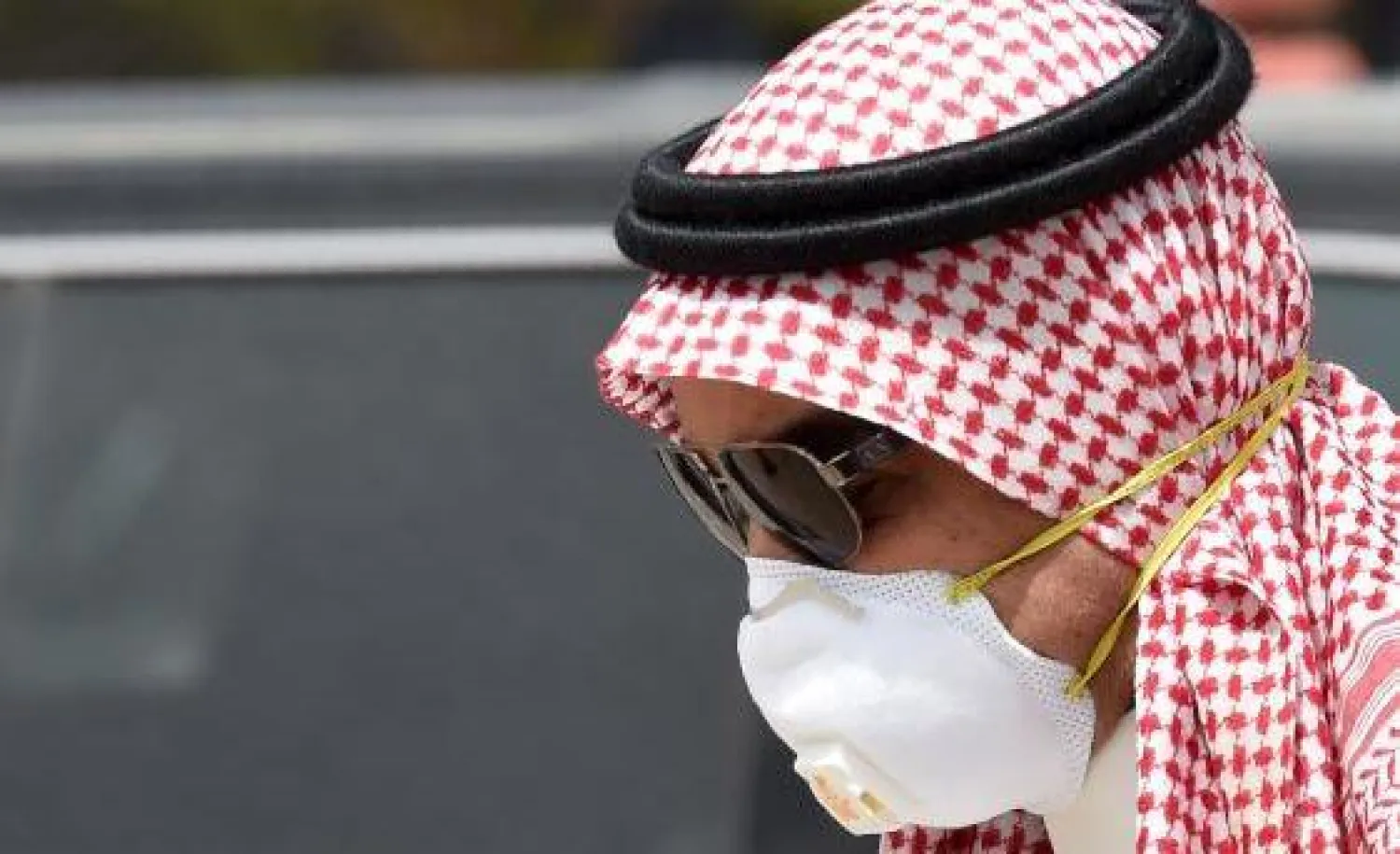 رجل سعودي يرتدي كمامة واقية (أ.ف.ب)