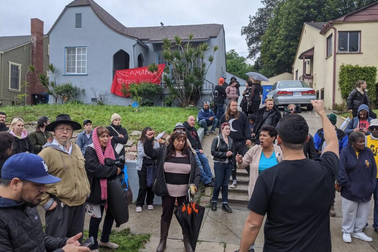 İşgal edilen ev, California Eyaleti Ulaşım Departmanı’na ait (Twitter/@ccedLA)

