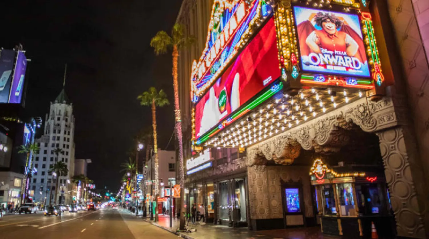 مسرح «إل كابيتان» بـ«هوليوود» سيعاني إغلاقه مع بقية دور الترفيه في أميركا (أ.ف.ب)