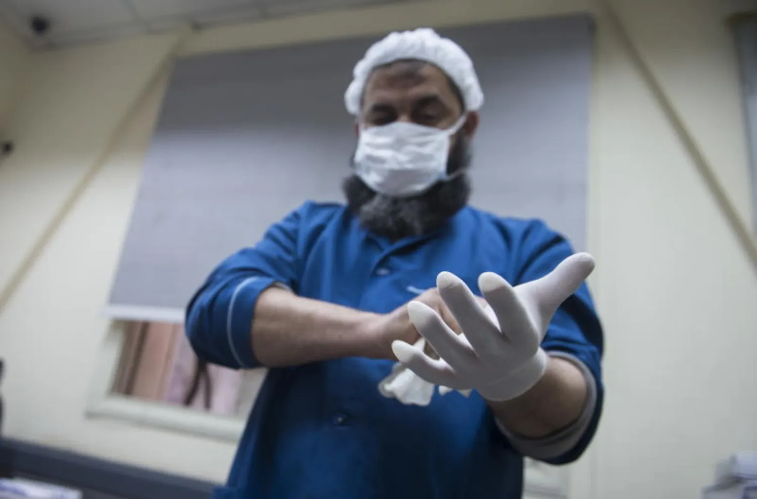 عامل يرتدي قناعاً واقياً في مصر (إ.ب.أ)