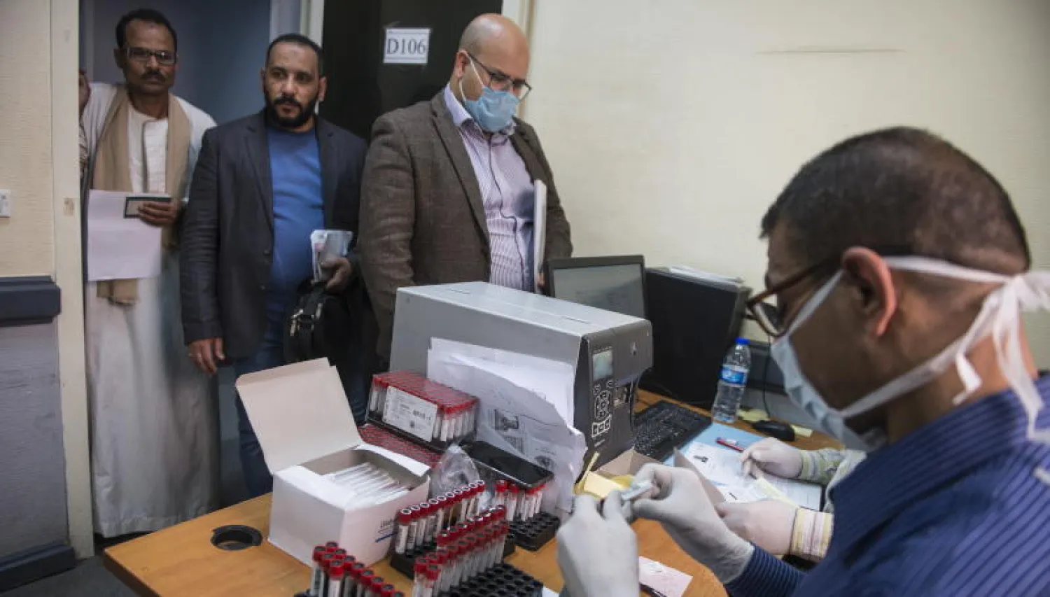 مصريون يجرون اختبارات للكشف عن «كورونا» في معامل وزارة الصحة المصرية (إ.ب.أ)