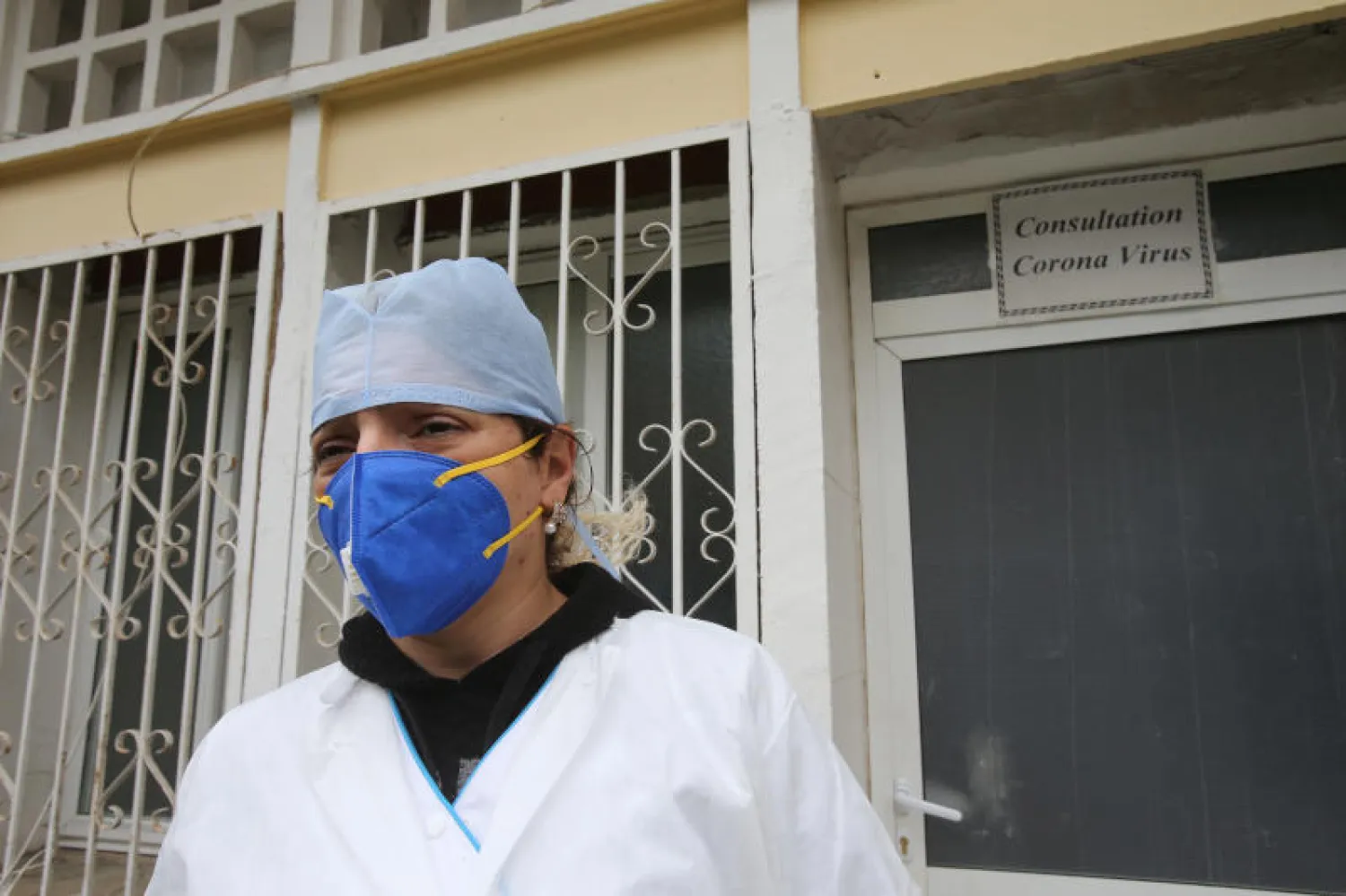 ممرضة تضع كمامة في باحة أحد المستشفيات بالعاصمة الجزائرية (رويترز)