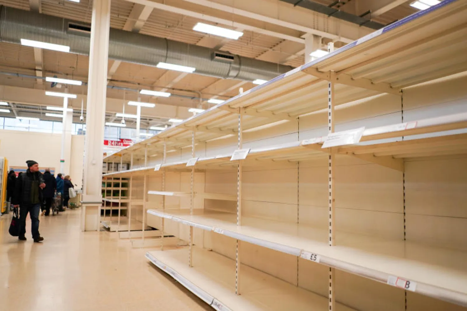 أرفف فارغة من أوراق المرحاض في أحد المتاجر بلندن (رويترز)