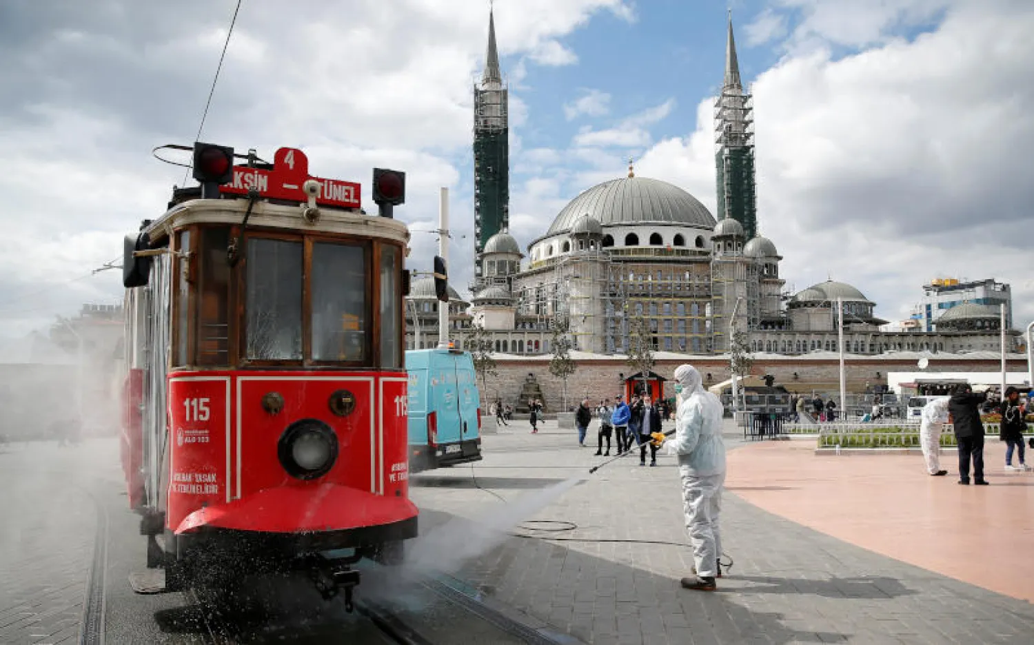 عامل ببلدية إسطنبول يقوم بتطهير ترام لمنع انتشار فيروس كورونا (رويترز)