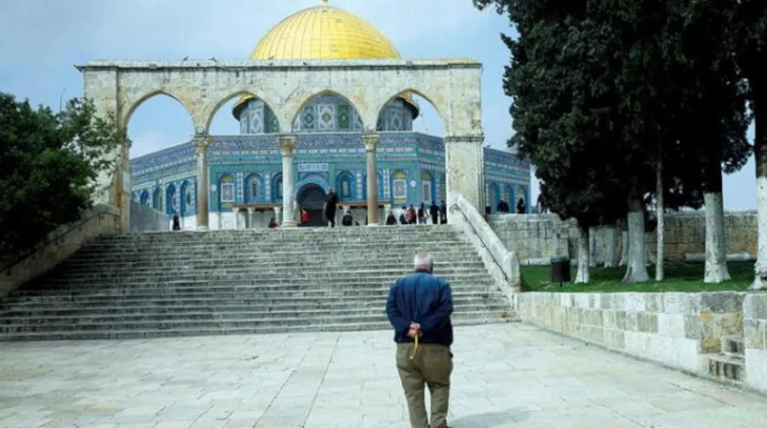 فلسطيني يمشي وحيداً أمام مسجد قبّة الصخرة (أ.ب)
