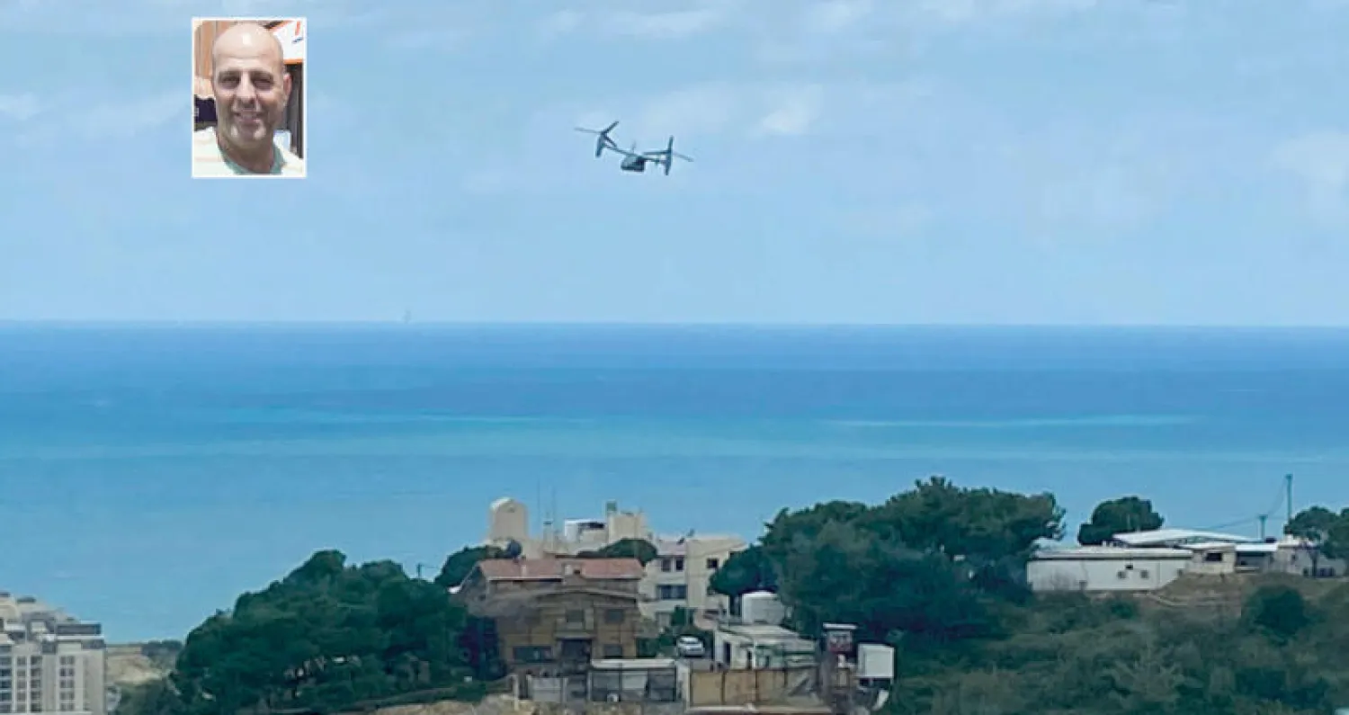 طائرة البحرية الأميركية التي أقلت عامر الفاخوري من لبنان... وفي الإطار صورة من الأرشيف للفاخوري (أ.ب)