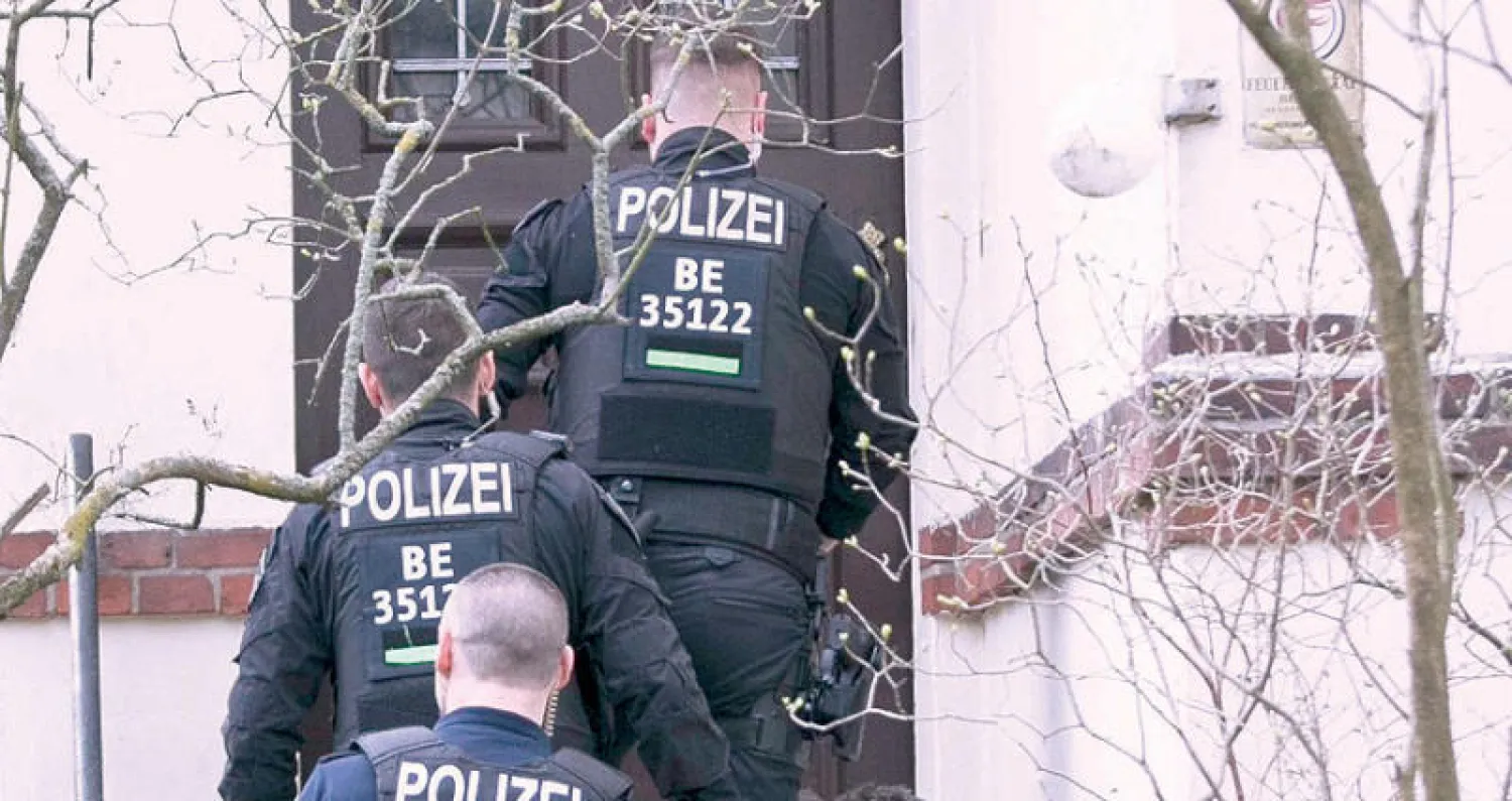 الشرطة تداهم منزل أحد عناصر اليمين المتطرف في برلين أمس (أ.ب)