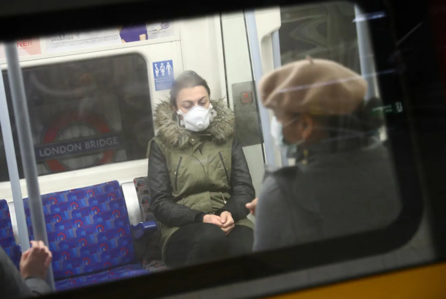 سيدة تضع قناع وقاية في مترو لندن (رويترز)