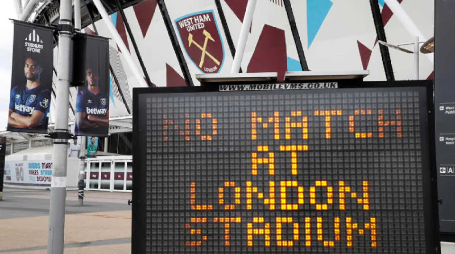 الملاعب الإنجليزية ستظل مغلقة حتى نهاية أبريل المقبل (رويترز)