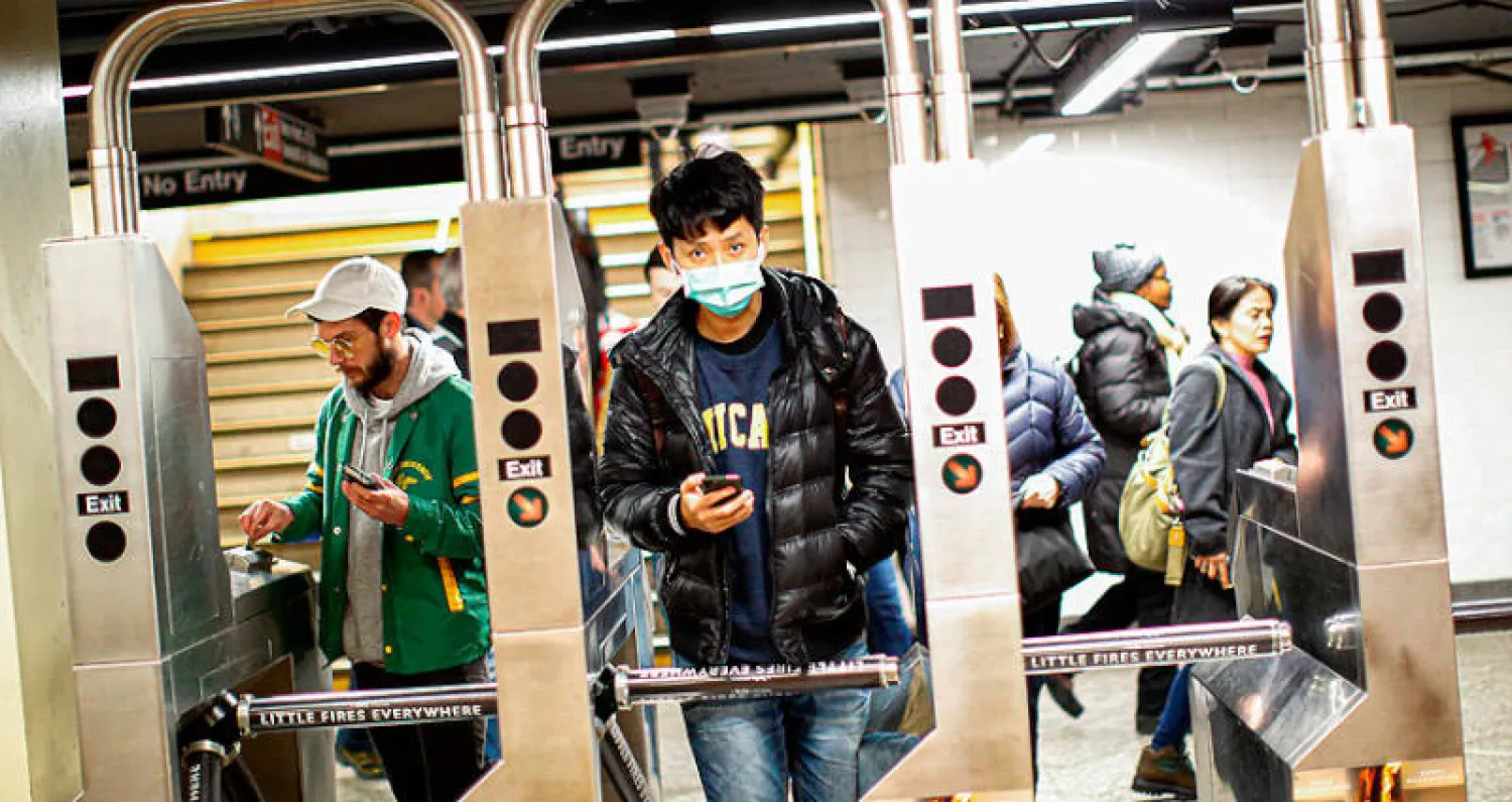 أحد الركاب في قطار أنفاق في نيويورك أمس (أ.ف.ب)