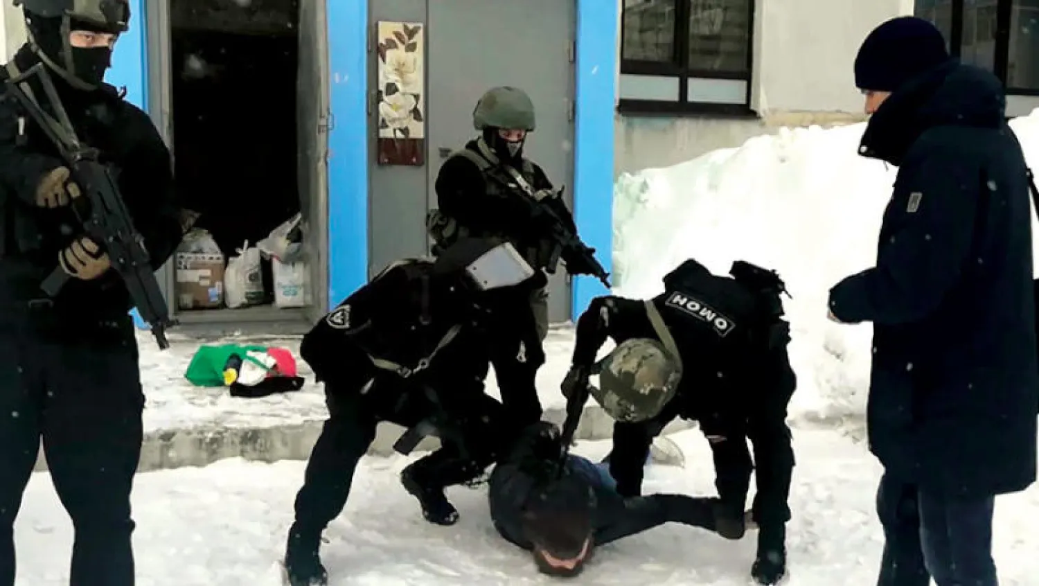 لحظة اعتقال عضو في الخلية المتهمة بتمويل «داعش» نقلاً عن المكتب الصحفي لهيئة الأمن الفيدرالي الروسي