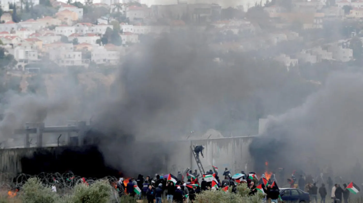 مظاهرات فلسطينية في الضفة الغربية أمس قرب السياج الحدودي مع إسرائيل (رويترز)