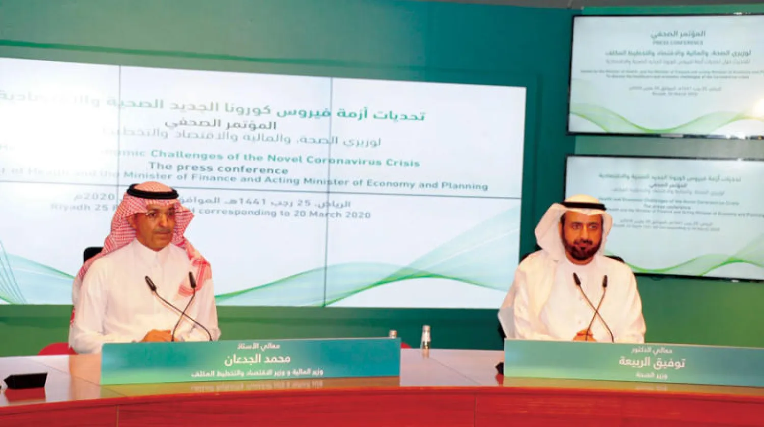 المؤتمر الصحافي المشترك لوزيري الصحة والمالية السعوديين في مقر هيئة الإعلام المرئي والمسموع في الرياض أمس (واس)
