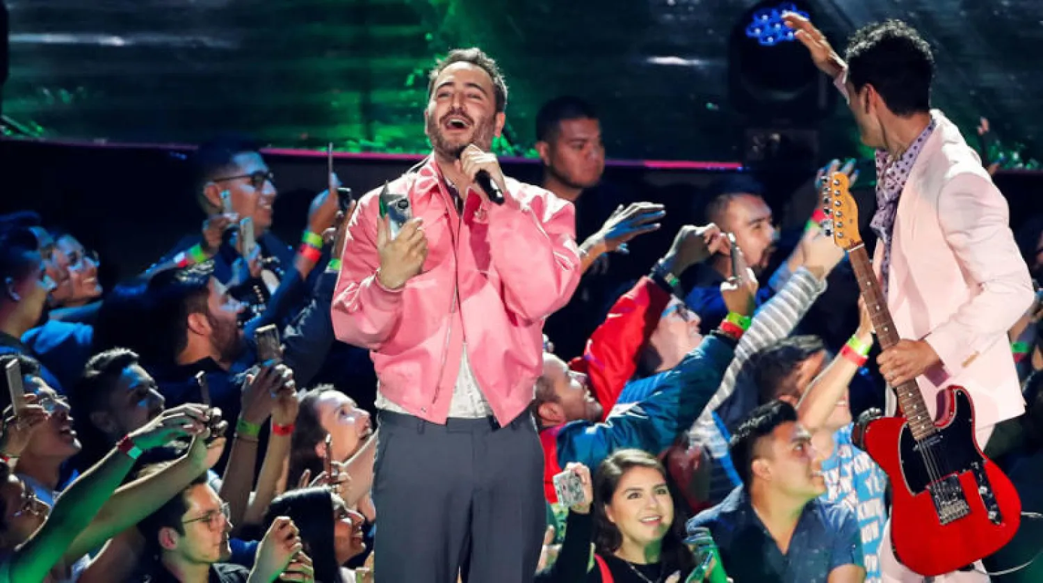 في حفل توزيع جوائز «سبوتيفاي» التي تمنح جوائز لأكثر الأغنيات سماعا على موقع سبوتيفاي (إ.ب.أ)