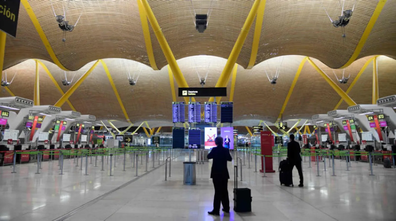 أصاب الفيروس المطارات والفنادق بخسائر فادحة وفي الصورة مشهد لمطار مدريد باراخاس شبه الخالي من المسافرين (أ.ف.ب)