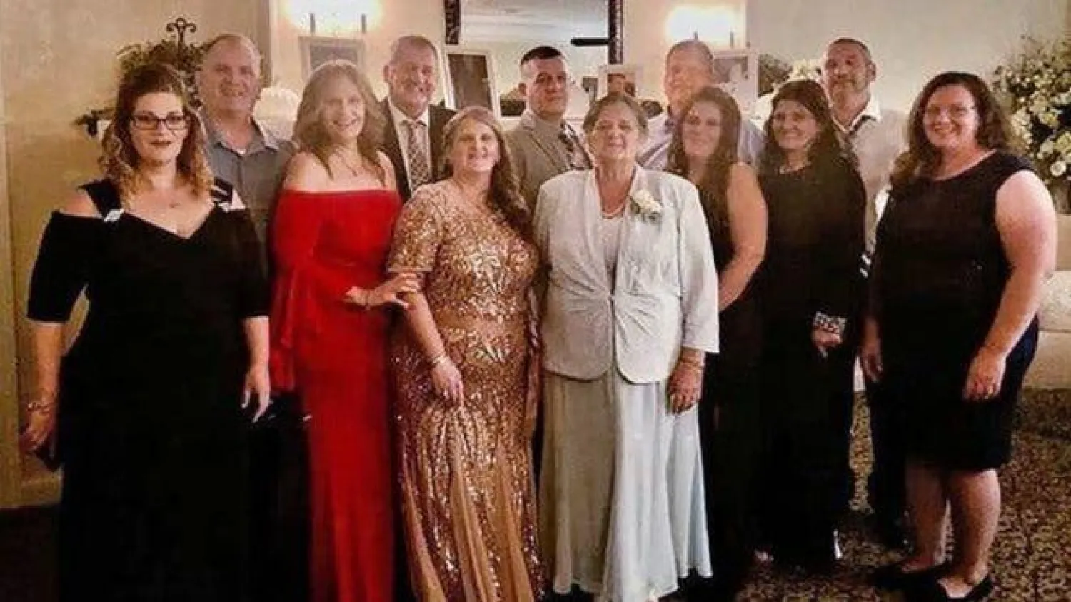 غريس فوسكو (وسط) وأبناؤها الـ11 (بي بي سي)