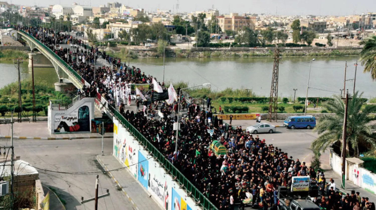 مراسم إحياء ذكرى الإمام الكاظم في الناصرية جنوب العراق أمس (أ.ف.ب)